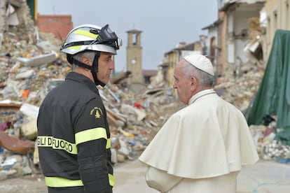 El Papa Francisco habla con uno de los bomberos de Amatrice durante su visita.