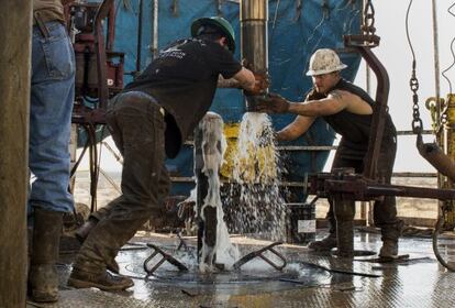 Dos trabajadores, en un pozo de Endeavor en Texas.