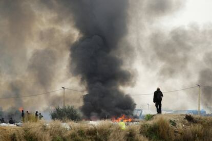 El fuego toma protagonismo en 'La Jungla' de Calais durante el tercer día de evacuaciones. 