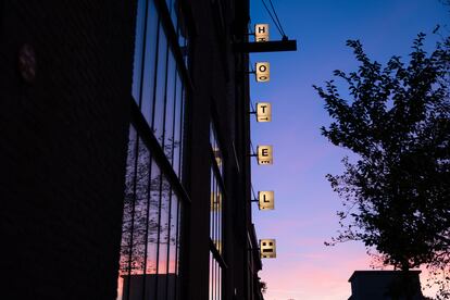 Unos dados iluminados invitan a entrar en el hotel Piet Hein Eek, en Eindhoven.