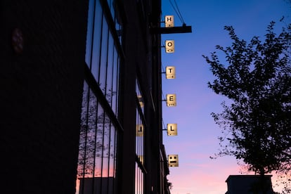 Unos dados iluminados invitan a entrar en el hotel Piet Hein Eek, en Eindhoven.