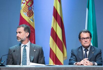 Felipe IV (izquierda) junto a Artur Mas, presidente de Cataluña (derecha), durante la entrega de despachos de la nueva promoción de jueces en Barcelona.