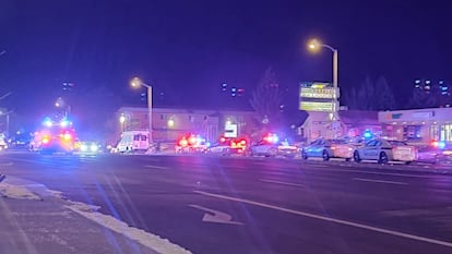 Emergency teams, at the scene of the shooting, this Sunday in Colorado Springs, Colorado (USA).