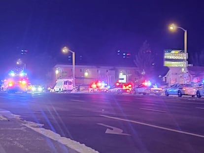 Emergency teams, at the scene of the shooting, this Sunday in Colorado Springs, Colorado (USA).