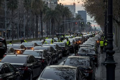 Protesta de vehículos VTC en la avenida Diagonal.