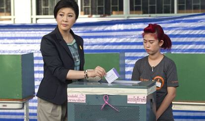 La primera ministra, Yingluck Shinawatra, vota en Bangkok.