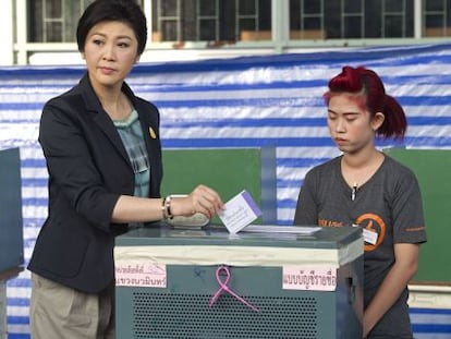 La primera ministra, Yingluck Shinawatra, vota en Bangkok.