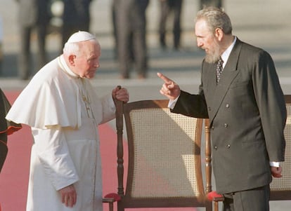 Fidel Castro se dirige al Papa Juan Pablo II, después de la llegada de este al aeropuerto de José Marti en La Habana, al comienzo de su visita oficial.