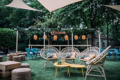 Esta <a href="https://cervezacorona.es/casa-corona" target="_blank">terraza efímera</a> reúne, por tercer año, música, diseño, gastronomía y deporte en el centro de Madrid. Esta vez lo hace del 23 de mayo al 4 de agosto en el jardín de la Fundación Ortega y Gasset (Fortuny, 53). Diseñada por la interiorista Tatiana García Bueso, arrastra un programa activo y completo durante todo el verano, con directos en acústico todos los martes, miércoles y sábados, de músicos como Adam Giles Levy, Nathy Faria (Ghetto Fighters), Carmen Boza, Delaporte o L.A. Indie. Soul o bossa nova junto a sándwiches de autor de Crumb –elaborados con masa madre de cerveza– y talleres de la cocina orgánica de Mamá Campo.