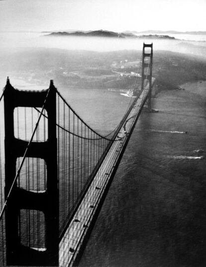 Fotografía del Golden Gate, tomada en helicóptero en noviembre de 1951. Además de facilitar el tráfico entre las dos orillas, por su estructura transitan cables para conducción de energía.