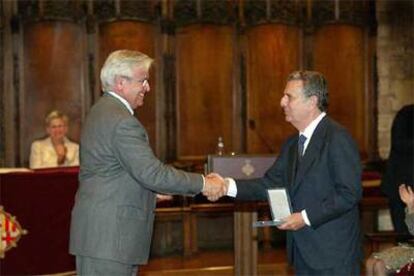 Joan Clos entrega la medalla de oro de la ciudad al editor de <i>La Vanguardia</i>, Javier Godó.