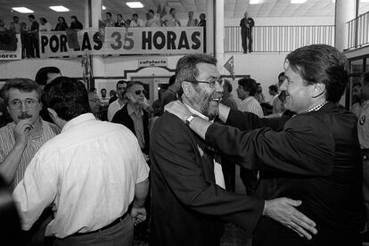 Asamblea estatal de delegados de UGT y CCOO, pidiendo la jornada laboral de 35 horas semanales. En la imagen, Antonio Gutiérrez y Cándido Méndez, el 16 de junio de 1998.