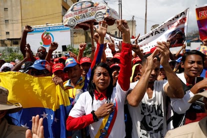 Partidarios de Nicolás Maduro reunidos en las inmediaciones de la Corte Suprema, durante su ceremonia de juramento.