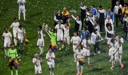 Los jugadores del Real Madrid se pasean con la 'Décima' por el césped del Bernabéu.