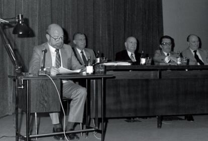 Jaime Gil de Biedma interviene en un consejo de la Compañía de Tabacos de Filipinas en Manila, en 1978.