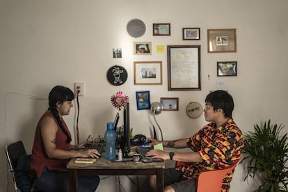 Martha y Emiliano trabajan en su departamento en Ciudad de México, durante la pandemia.