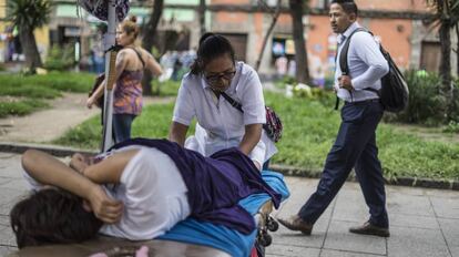 Cándida Barrios practica un masaje a una clienta, en el centro de Ciudad de México.
