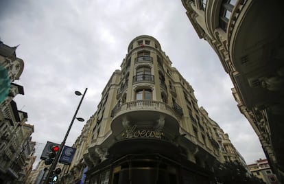 3. El primer edificio. En 1912 se inauguró el primer tramo de la Gran Vía, aunque las obras continuaron hasta 1917. En esta primera época, la emblemática calle sirvió como símbolo de prestigio para industriales, burgueses y políticos, por lo que sus edificios son los más ostentosos. El primero se inauguró en 1917, en el número 8, que en su planta baja albergaba un salón de té, inicio de la gran tradición comercial de esta calle. Desde 1939, esa tetería fue sustituida por la tienda de moda Loewe. Un secreto: si se desciende las escaleras de este loca se puede ver gratis su galería museo.