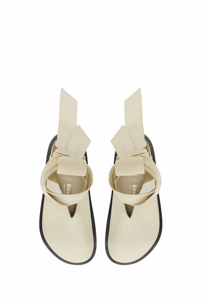 Zueco “Velan” con lazada al tobillo, en piel color arena y suela negra, perteneciente a la colaboración de Jil Sander+ para Birkenstock.