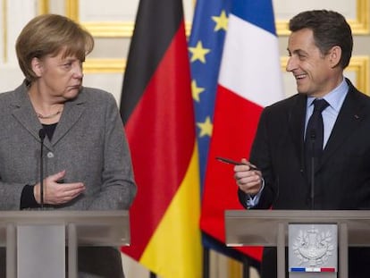 La canciller alemana Angela Merkel y el presidente francés, Nikolas Sarkozy ayer en una rueda de prensa conjunta en el Palacio del Elíseo