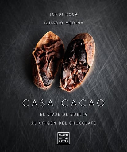 El repostero Jordi Roca ha sacado un nuevo libro Casa Cacao, un recetario de creaciones con el chocolate como protagonista. Escrito junto al periodista gastronómico Ignacio Medina, el texto es, además, una enciclopedia dedicada al cacao que repasa el viaje de ambos por diversos lugares de Latinoamérica para buscar el mejor chocolate del mundo. Es el preámbulo del espacio gastronómico que Jordi Roca abrirá el próximo año en Girona, y que también irá acompañado de un documental producido por BBVA. Precio: 28,45 euros.