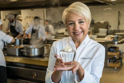 Susi Díaz, con el cremoso de chocolate.