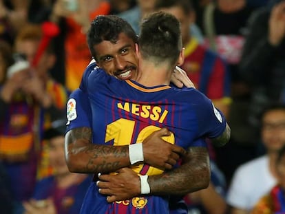Paulinho e Messi celebram um gol diante do Eibar.