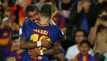 Paulinho e Messi celebram um gol diante do Eibar.