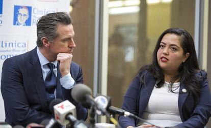 Gavin Newsom con la asambleísta californiana de origen salvadoreño Wendy Carrillo, este jueves en Los Ángeles. 