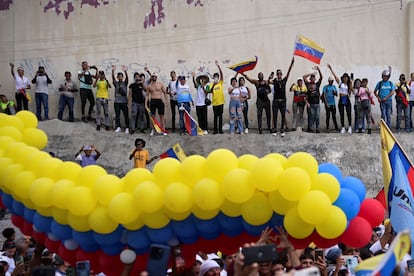 Personas participan en un mitin político en Valencia (Estado de Carabobo), el 13 de julio.