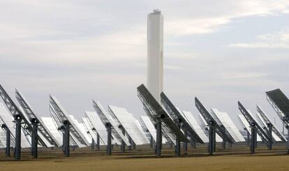 Vista de la planta solar de Abengoa en Sanl&uacute;car La Mayor (Sevilla). 