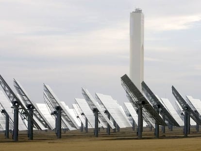 Vista de la planta solar de Abengoa en Sanlúcar La Mayor (Sevilla).