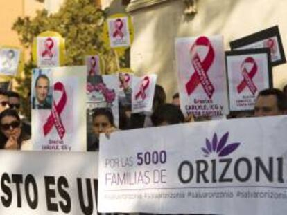 Concentración de trabajadores de Orizonia en protesta por el desmantelamiento del grupo, en Palma.