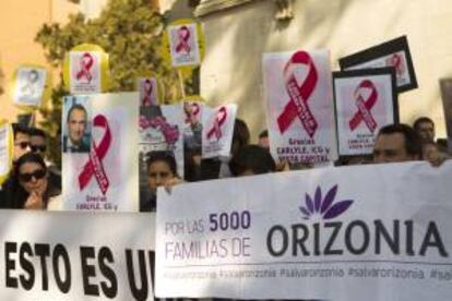 Concentración de trabajadores de Orizonia en protesta por el desmantelamiento del grupo, en Palma.