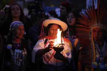 Um grupo de indígenas realiza um ritual religioso à Mãe Terra, na marcha pelo clima que percorreu o centro de Madri no dia 6 de dezembro de 2019.