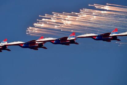 Jets MiG-29 del equipo ruso de aeroacrobacias Strizhi (Swifts) se presentan durante una ceremonia sobre el aeropuerto militar de Batajnica cerca de Belgrado, Sebia, coincidiendo con el 73 aniversario de la liberación de Belgrado de la Alemania nazi.