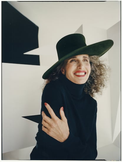 Suéter da CELINE por HEDI SLIMANE e chapéu da ALBERTA FERRETTI.