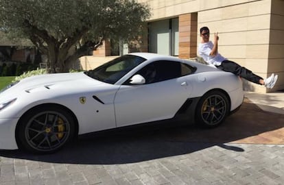 <p><strong>QUIÉN ES.</strong> El jugador del Real Madrid Cristiano Ronaldo (31 años, Portugal) es uno de los futbolistas mejor pagados del mundo: El año pasado se embolsó 70 millones de euros.</p> <p><strong>CUÁL ES SU DESPILFARRO.</strong> Cristiano es un entusiasta del motor y tiene una colección de 25 coches de lujo. En la foto aparece junto a su Ferrari 599 GTO valorado en casi 3 millones de euros. El mantenimiento de estos vehículos le cuesta 400 euros al día, unos 250.000 euros al año sólo en compañías de seguros. Pero como no se puede llegar a todas partes por carretera, el futbolista tiene un avión pirvado valorado en 19 millones de euros. Con 8 plazas, asientos de piel, bar propio y mega equipo de sonido, el avión es perfecto para esos días en los que Cristiano se levanta con ganas de cambiar de aires y de país.</p>