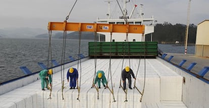 Carga de un barco en Ribadeo.