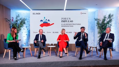 Desde la izquierda, Marta González Novo (moderadora), David Jiménez (Acciona), Karolina Mlodzik (Deloitte), Juan Pedro Fernández Palomino (director general de Carreteras del Ministerio de Transportes y Movilidad Sostenible) y Julián Núñez (Seopan).