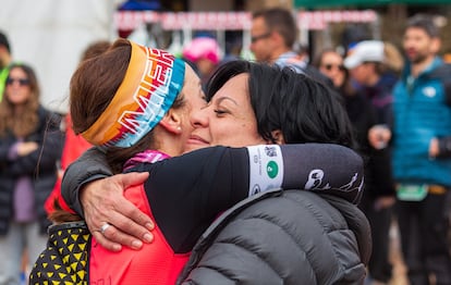 Silvia Álvarez abraza a una corredora. 