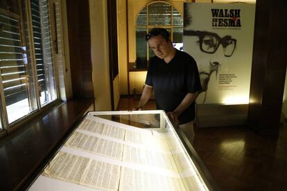 Mariano Pinedo, nieto de Rodolfo Walsh, recorre la muestra en homenaje a su abuelo a los 40 años de su desaparición.