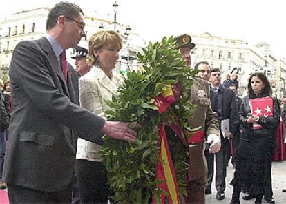 El alcalde de Madrid, Alberto Ruiz-Gallardón, y la presidenta regional, Esperanza Aguirre, colocaron sendas coronas de laurel en honor de las víctimas del atentado terrorista del 11-M y por los caídos del Dos de Mayo, en la fachada de la Casa Real de Correos.