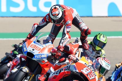 El piloto español Jorge Lorenzo cae en la carrera de MotoGP del Gran Premio de Aragón celebrado en el circuito de Alcañiz (Teruel).