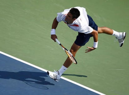 Djokovic efectúa un servicio