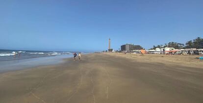 Vista inusual de la playa de Maspalomas con el faro al fondo este lunes, última semana de julio y época en la que todo el litoral canario suele estar abarrotado de turistas y hoy presenta una estampa casi vacía. 