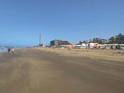 Vista inusual de la playa de Maspalomas con el faro al fondo este lunes, última semana de julio y época en la que todo el litoral canario suele estar abarrotado de turistas y hoy presenta una estampa casi vacía. 