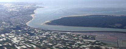 Estuario del Guadalquivir, al fondo a la derecha, Doñana.
