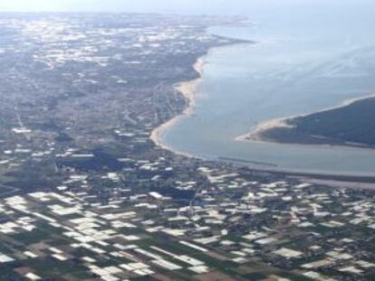 Estuario del Guadalquivir, al fondo a la derecha, Doñana.