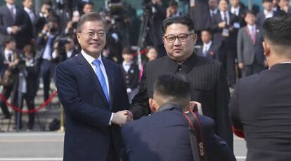 Ceremonia de bienvenida, tras la que Kim Jong-un (derecha) y Moon Jae-in han iniciado su encuentro en la Casa de la Paz de Panmunjom, en la zona desmilitarizada, la primera cumbre de mandatarios coreanos en 11 años.